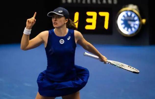 他在右路接 他在右路接